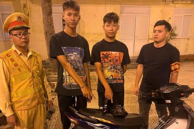 Phát hiện 'vũ khí phòng thân' trong túi quần thiếu niên 16 tuổi