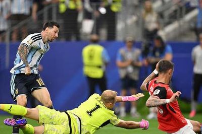 Messi phá kỷ lục, Argentina nối tiếp chuỗi bất bại vòng bảng