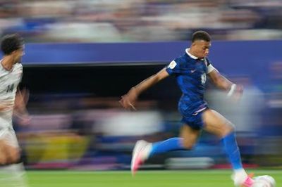 Cú đúp của Mbappe đưa Pháp vào vòng loại trực tiếp