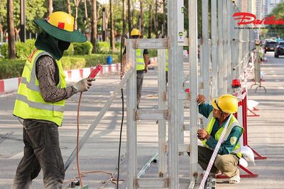 Hà Nội: Công nhân tất bật rào chắn đường Văn Cao để thi công ga ngầm tuyến metro số 5