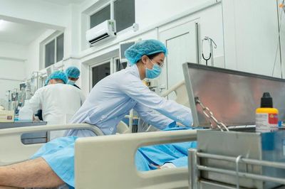 Người đàn ông bất ngờ rơi vào phản vệ nặng sau khi ăn cá ngừ