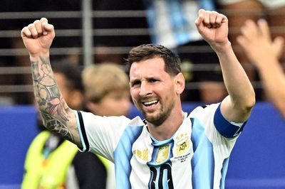 Messi làm điều chưa từng có, Argentina hiên ngang vào vòng 32 đội