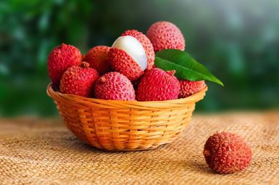 Việt Nam có loại quả bán đầy chợ, vỏ xù xì nhưng thanh nhiệt bổ gan
