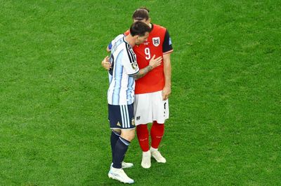 Nghi vấn Messi từ chối tặng áo đấu cho cựu sao MU