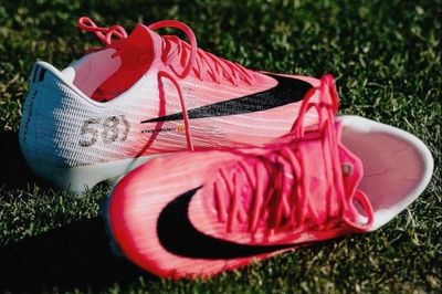 Mbappé ghi cú đúp với đôi giày độc nhất vô nhị