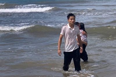 Nam sinh dũng cảm lao ra biển cứu em nhỏ đuối nước