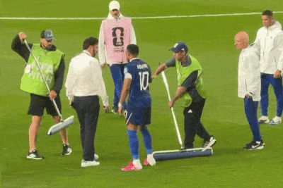 Mbappe tất bật 'chỉ đạo' nhân viên SVĐ lau sân gây cười