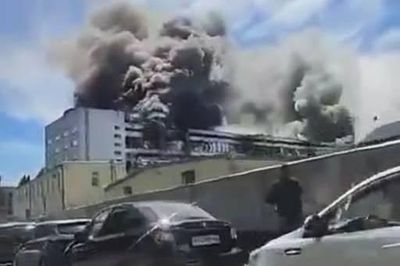 Tên lửa Ukraine lao xuống nhà máy quân sự của Nga