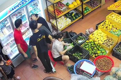 Người đàn ông lao vào đánh tới tấp thai phụ ở cửa hàng hoa quả
