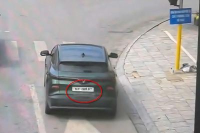 Dán băng keo sửa biển số để né phạt nguội, chủ xe VinFast VF6 bị xử lý