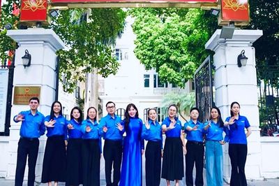 Đoàn thanh niên Bộ VHTTDL đồng diễn ca khúc chính thức của Đại hội đại biểu toàn quốc Đoàn TNCS Hồ Chí Minh lần thứ XIII
