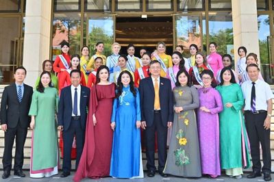 Thí sinh 'Hoa hậu Văn hóa Thế giới 2026' trải nghiệm không gian văn hóa đặc biệt tại Nhà Quốc hội