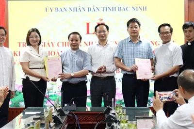 Bắc Ninh trao Giấy chứng nhận quyền sử dụng đất và bàn giao thực địa khu đất hoàn trả Nhà thờ họ đạo Ngô Thôn