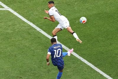 Mbappe lập cú đúp, tuyển Pháp giành vé vào vòng knock-out