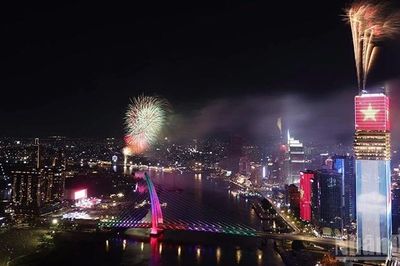 Thành phố Hồ Chí Minh bắn pháo hoa tại 16 điểm nhân dịp kỷ niệm 50 năm thành phố vinh dự mang tên Chủ tịch Hồ Chí Minh