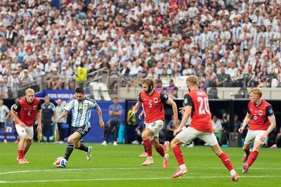 Lionel Messi viết lại lịch sử World Cup