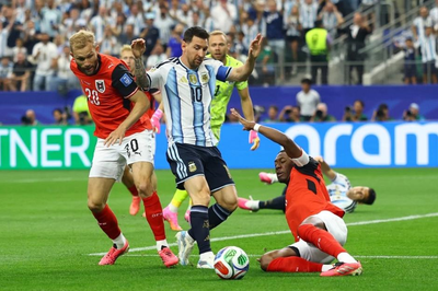 Messi lập kỷ lục World Cup, Argentina sớm đoạt vé vào vòng knock-out