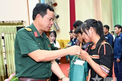 Tôn vinh, chăm lo cho người lao động