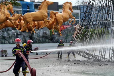 Quảng Ninh: Cháy rụi cụm biểu tượng trang trí ở Quảng trường 30-10