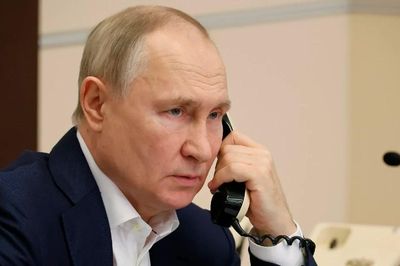 [GALLERY] Nói không với smartphone, Tổng thống Nga Putin liên lạc thế nào?