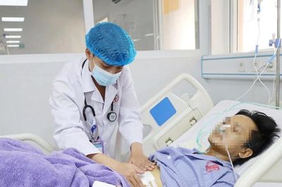 Đau bụng dữ dội trên đường, người đàn ông được công an hỗ trợ đưa đi cấp cứu