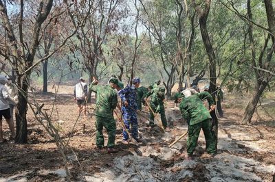 Huy động hàng trăm người khống chế cháy rừng tràm ở Quảng Trị