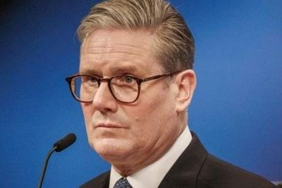 Thủ tướng Anh Keir Starmer từ chức: Khi chiến thắng áp đảo không đủ để giữ chân quyền lực