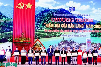 Tôn vinh 130 trưởng bản, người có uy tín tiêu biểu khu vực biên giới tỉnh Lai Châu
