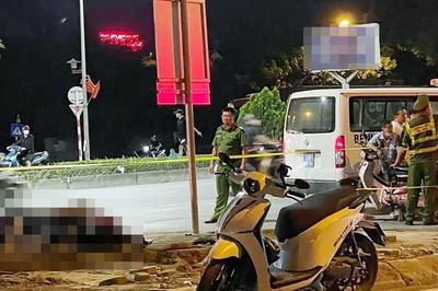 Hà Nội: 2 vụ xe máy tự gây tai nạn, 5 người thương vong