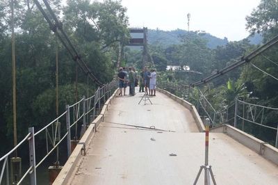 Cấm lưu thông cầu treo bắc qua sông ở Tuyên Quang vì đứt dây cáp