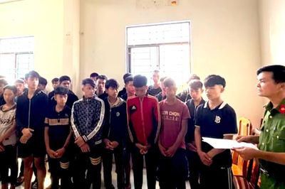Khởi tố 17 đối tượng mang kiếm truy lùng đối thủ
