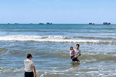 Nam sinh lao ra biển bơi hàng trăm mét cứu bé gái, từ chối tiền cảm ơn