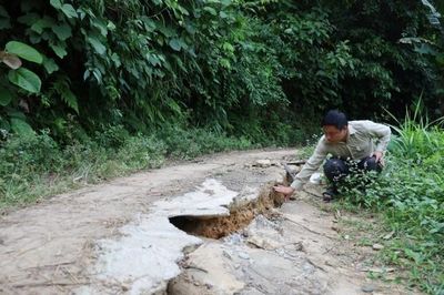 Di dời người dân ra khỏi khu vực xuất hiện sạt lở ở Lạng Sơn