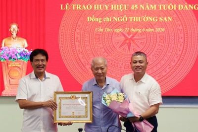 Trao Huy hiệu 45 năm tuổi Đảng cho đồng chí Ngô Thường San