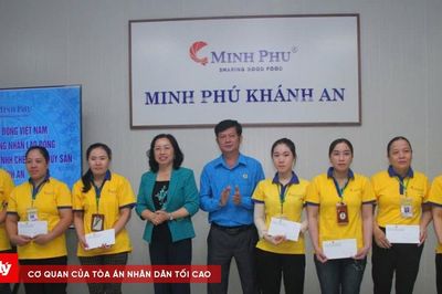 Tặng quà cho người lao động có hoàn cảnh khó khăn tại Cà Mau