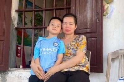 Mắc ung thư máu, mẹ nghèo nợ gần 700 triệu chỉ sợ không được về với con