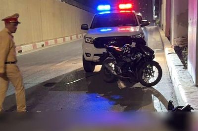 Hà Nội: Hai vụ xe máy tự gây tai nạn trong đêm, 3 người tử vong