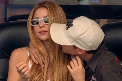 Nụ hôn của con trai ca sĩ Shakira trên khán đài World Cup gây bão mạng xã hội