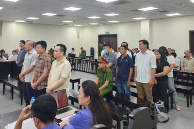 Cựu giám đốc khai chuyện bị cấp trên dọa cách chức, thúc ép đưa tiền 'chi ngoại giao'