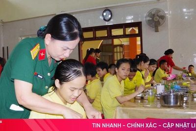 Những 'người mẹ khoác áo lính' mang yêu thương đến với trẻ em bất hạnh