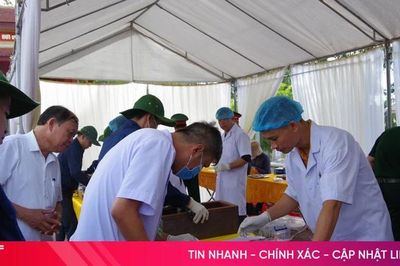 Lấy mẫu xác định danh tính hài cốt liệt sĩ tại nghĩa trang liệt sĩ ở Toàn Lưu