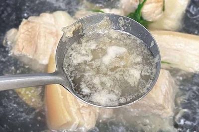 Bọt váng khi luộc thịt càng nhiều 'càng độc'? Chuyên gia giải đáp