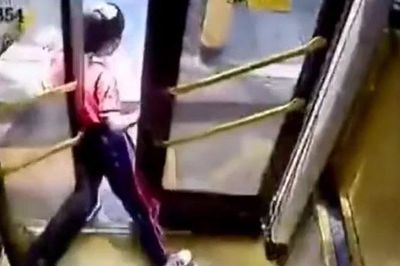 Bé gái 6 tuổi kẹt chân vào cửa xe buýt rồi bị kéo lê trên đường