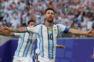 Messi chuộc lỗi bằng siêu phẩm, chính thức lập kỷ lục World Cup