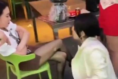 Ba cô gái đi ăn đồ nướng rồi không đủ tiền trả, phản ứng sau đó khiến dân mạng ngán ngẩm