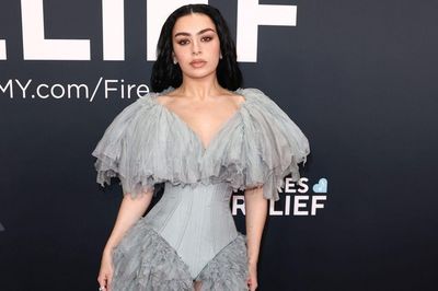 Charli XCX thừa nhận đang ở giai đoạn tồi tệ nhất cuộc đời dù vừa đạt đỉnh cao sự nghiệp