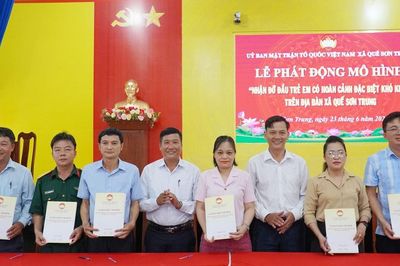 Cán bộ, đảng viên xã Quế Sơn Trung nhận đỡ đầu 47 học sinh có hoàn cảnh đặc biệt khó khăn