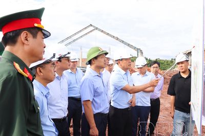Bí thư Tỉnh ủy Trần Tiến Dũng làm việc với Đảng ủy các xã