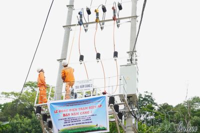 Đóng điện 2 trạm biến áp tại bản Nậm Cang 2 và Nậm Cang 3