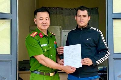 Công an xã Gào hỗ trợ người dân nhận lại tiền chuyển khoản nhầm